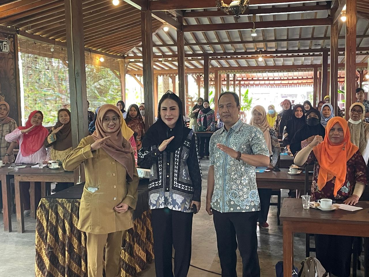 DUKUNG UMKM: Dara Ayu Suharto (pakaian hitam) usai menjadi narasumber pelatihan UMKM dengan sasaran KK miskin beberapa waktu lalu.