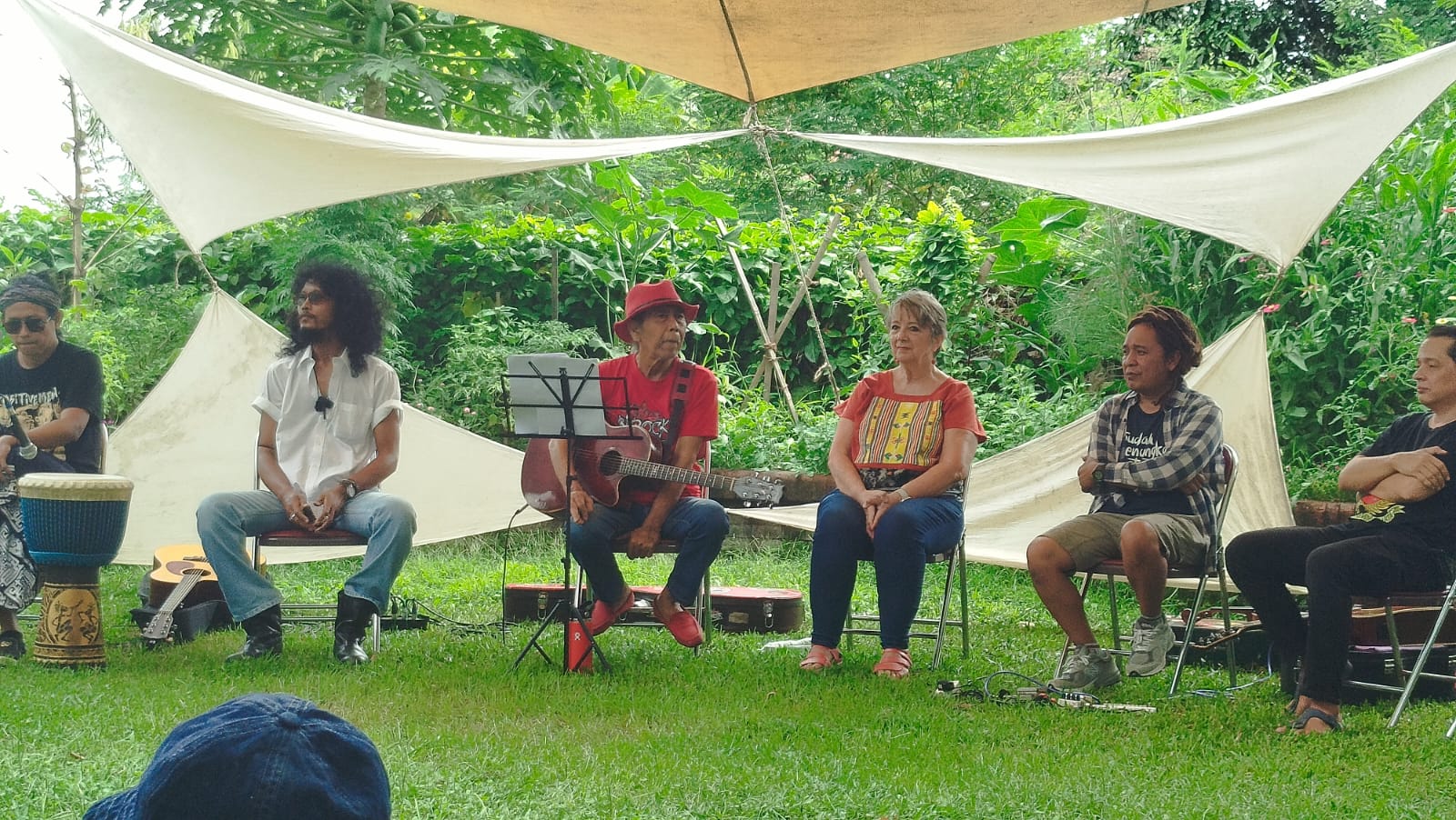 Sawung Jabo (tengah) menjelaskan tentang konsep konser Kesaksian Jalanan, di Yabbiekayu, Tembi, Bantul, Minggu (9/11/2025).