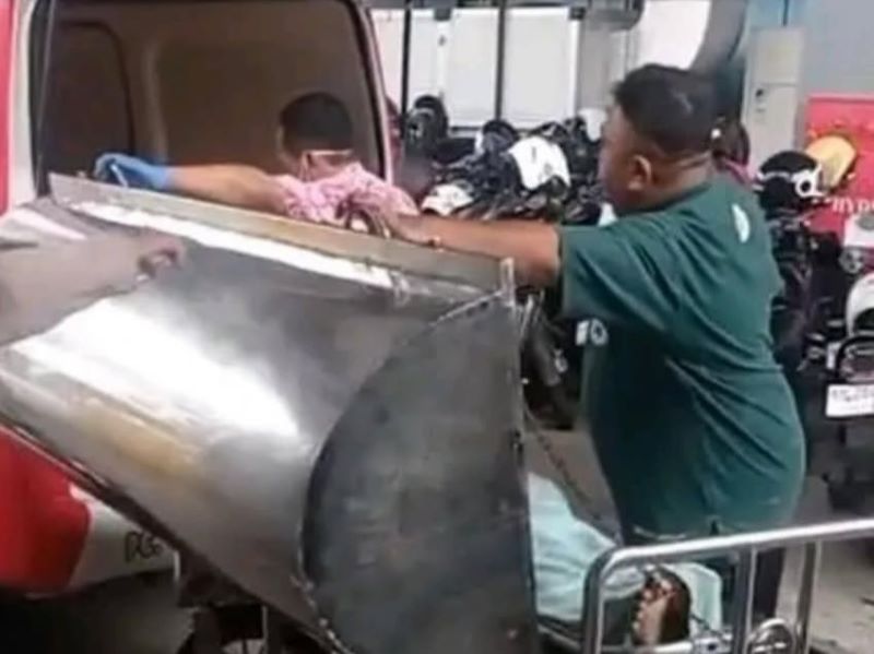 EVAKUASI: Pelajar yang terjatuh dari sepeda motor dibawa ke rumah sakit.