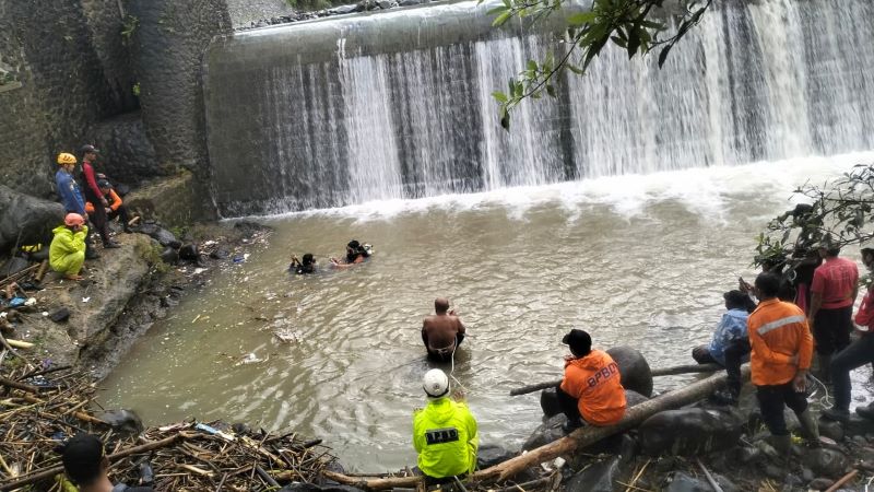 PENCARIAN: Tim gabungan mulai menyisir sejumlah titik untuk menemukan MN yang hilang saat mencari ikan Minggu (9/11).
