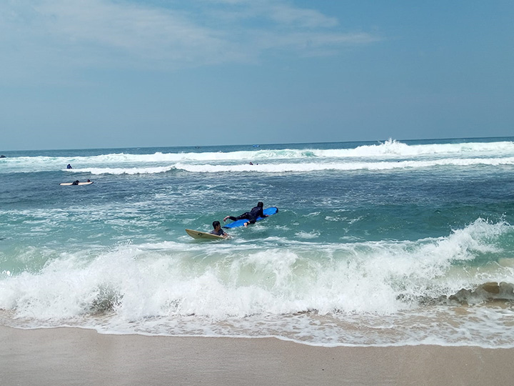 PASIR PUTIH: Pantai Wediombo berpotensi menjadi destinasi selancar. Edukasi diberikan  kepada mereka yang ingin belajar. Itu menjadi rangkaian Widiombos Breeze #6 yang  berlangsung 8-9 November 2025.