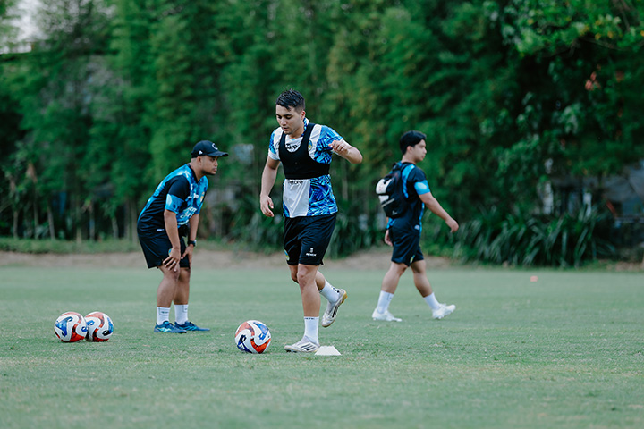 SERBA BISA: Pemain PSIM Jogja asal Argentina Ezequiel Pulga Vidal saat menjalani latihan.