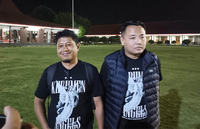 TARGETKAN JUARA: Manajer Persak Kebumen Arif Budiman (kiri) didampingi Presiden Persak HM Tursino.