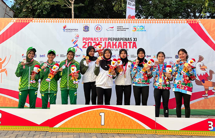 Tim panjat tebing DIY nomor Speed Relay Putri yang berhasil meraih medali emas di ajang Popnas 2025.