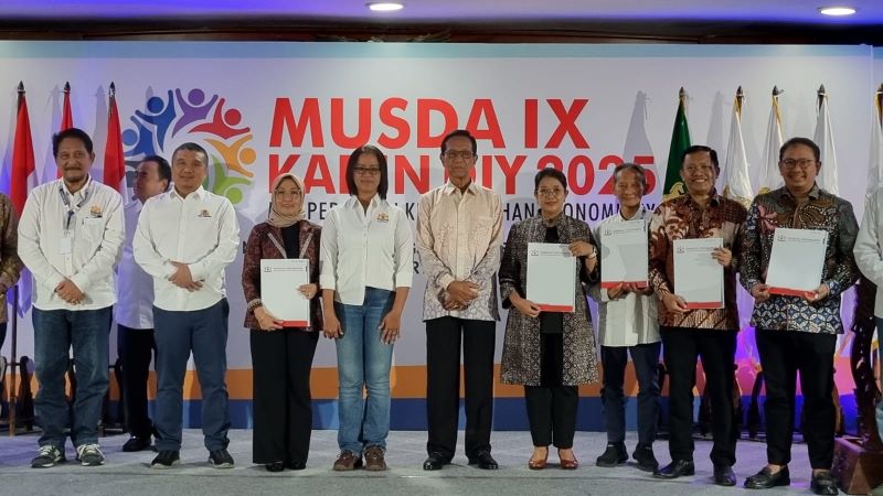 Srie Nurkyatsiwi (empat dari kanan) bersama Gubernur DIY Hamengku Buwono X dan Ketua Umum Kadin DIY GKR Mangkubumi di sela Musda IX Kadin DIY.