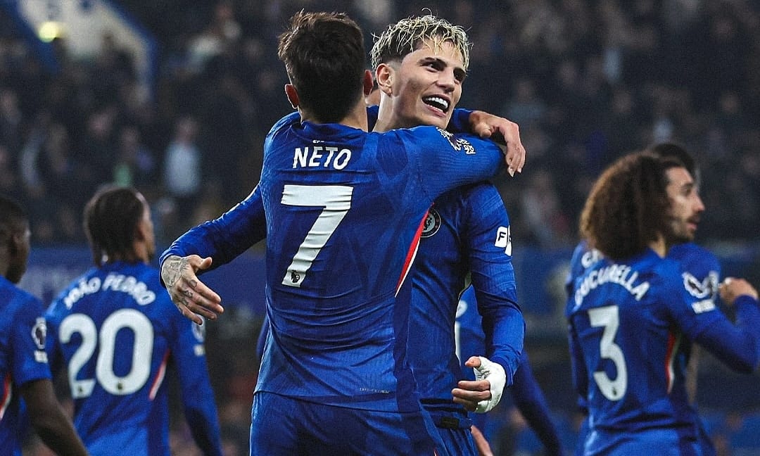 Pedro Neto rayakan gol ke gawang Wolves bersama Alejandro Garnacho