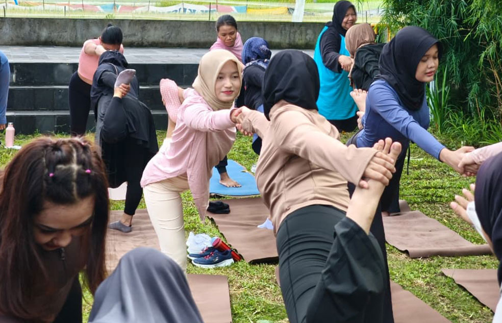 KESEIMBANGAN: Para praktisi yoga saat mengikuti Yoga Trois 2025 di Kafe Balcos Coumpound, Jalan Nologaten, Caturtunggal, Depok, Minggu (9/11) pagi.