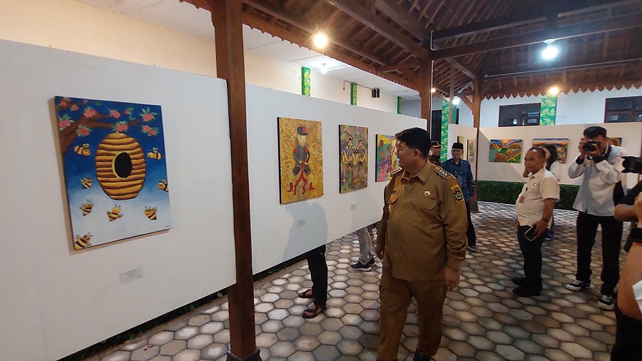 PAMERAN: Pengunjung melihat hasil karya anak-anak di Kantor Dinbud Kulon Progo.