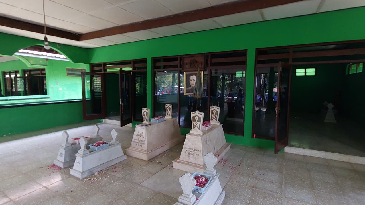 BERDOA: Bupati dan Wabup Kulon Progo menaburkan bunga di Makam Pahlawan.&nbsp;
