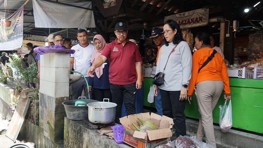 TINJAU :&nbsp;Wali Kota Jogja Hasto Wardoyo bersama jajarannya saat melakukan kunjungan di Pasar Ngasem pada Minggu (9/10/2025) lalu.