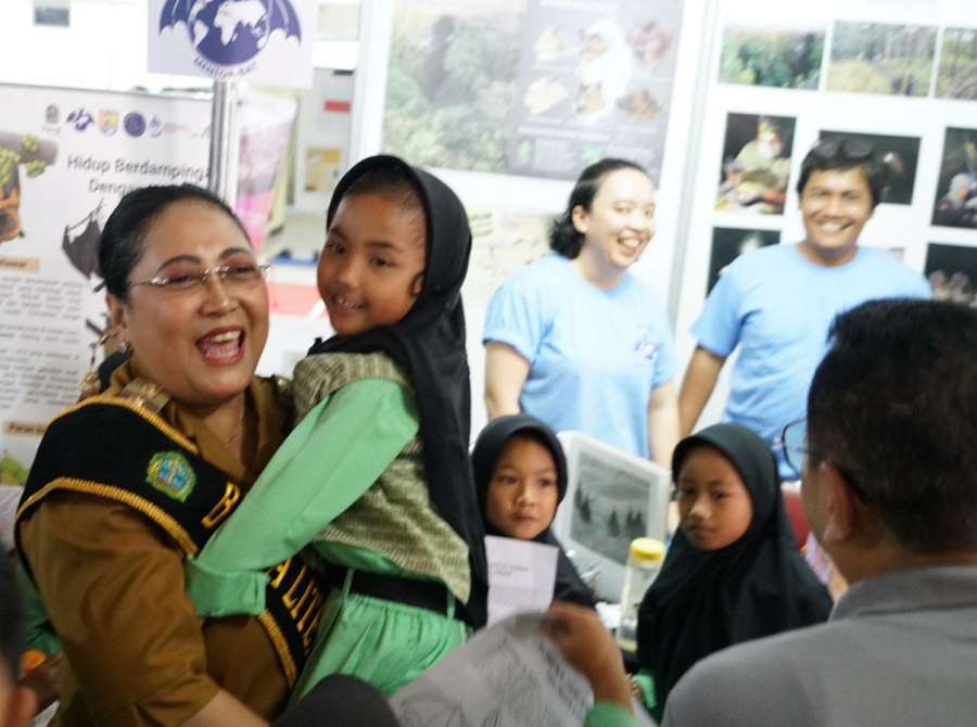 Bupati Gunungkidul Endah Subekti Kuntariningsih mengendong peserta didik TK pada Festival Literasi Gunungkidul Selasa (23/9/2025).