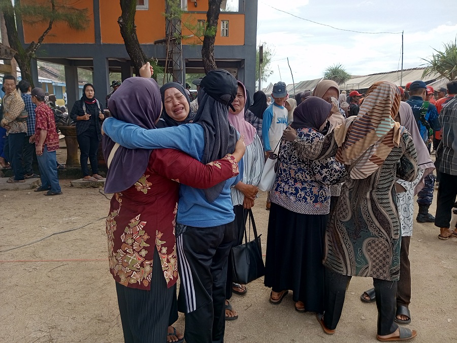 Para pedagang di Pantai Sepanjang saat menuntut sosialisasi relokasi agar terbuka dan adil.