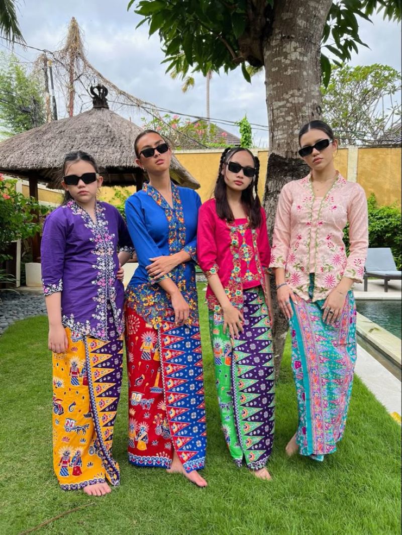 Kebaya Encim dan Kacamata.