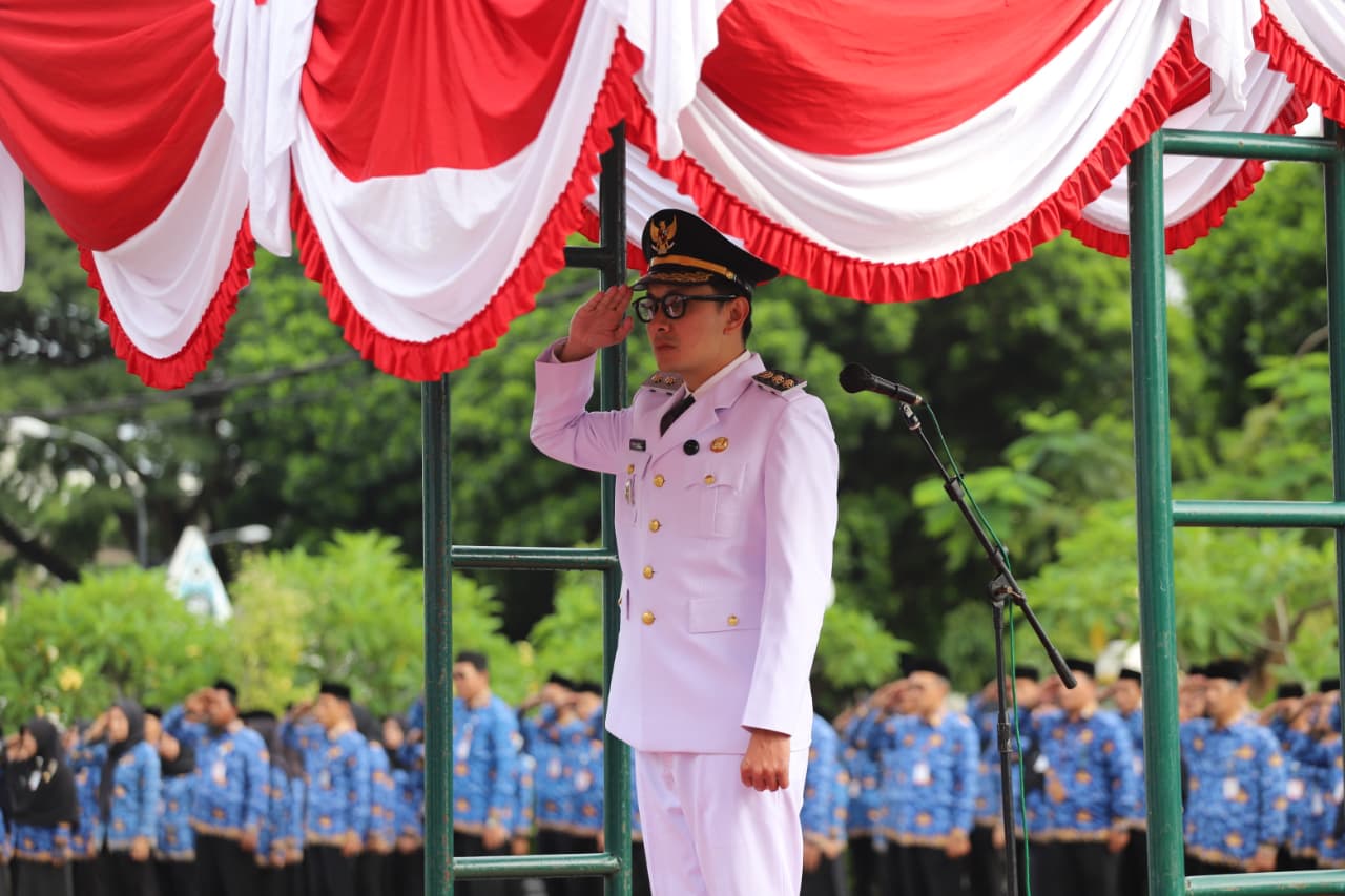 Wakil Bupati Purworejo Dion Agasi Setiabudi bertindak sebagai inspektur upacara pada peringatan Hari Pahlawan yang berlangsung di Halaman Kantor Bupati Purworejo, Senin (10/11).