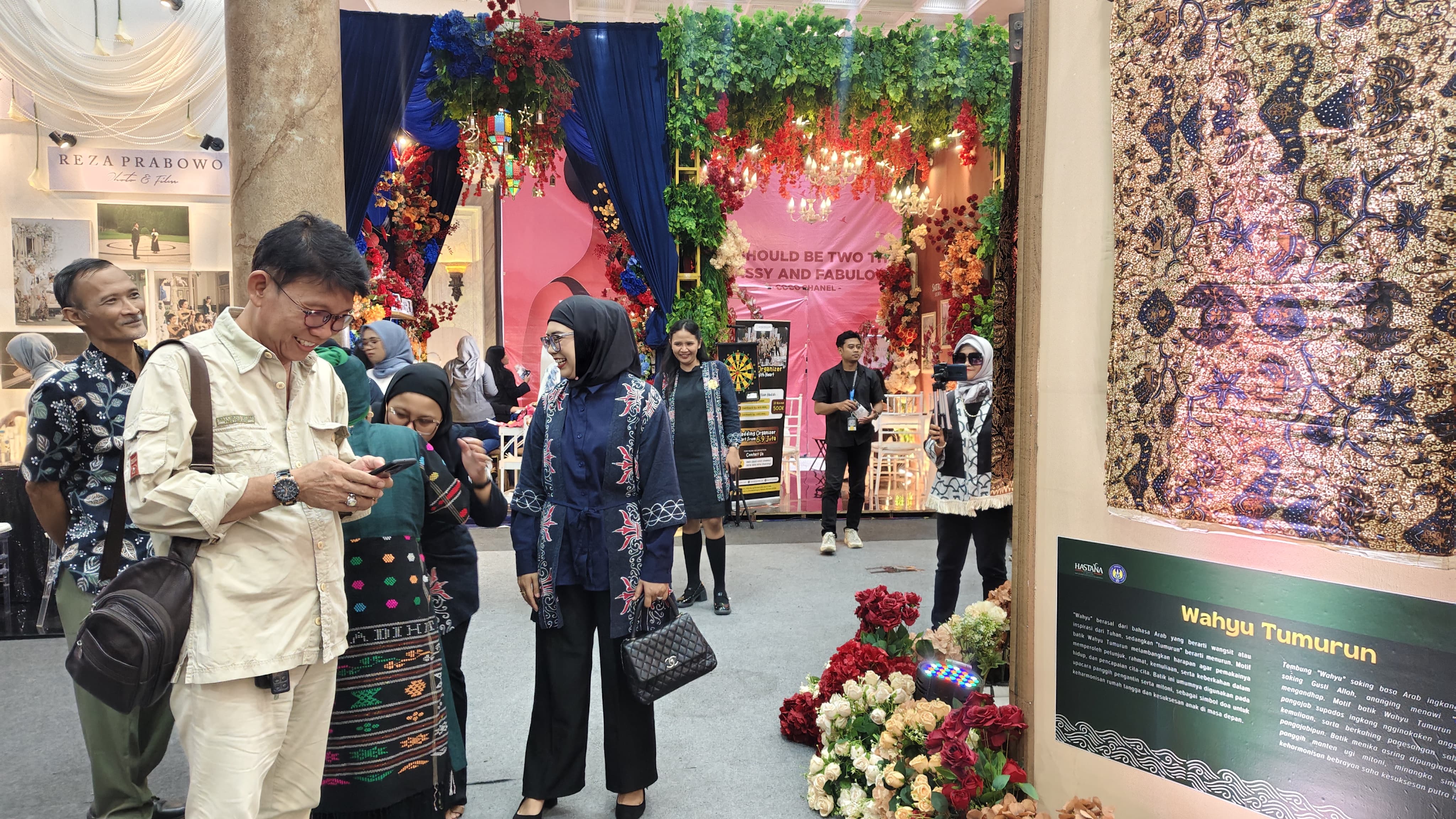 Pengunjung melihat salah satu sudut Hastana Wedding Expo yang digelar selama tiga hari (7&ndash;9 November 2025) di Atrium Rama dan Atrium Shinta, Ground Floor, SCH Sleman.