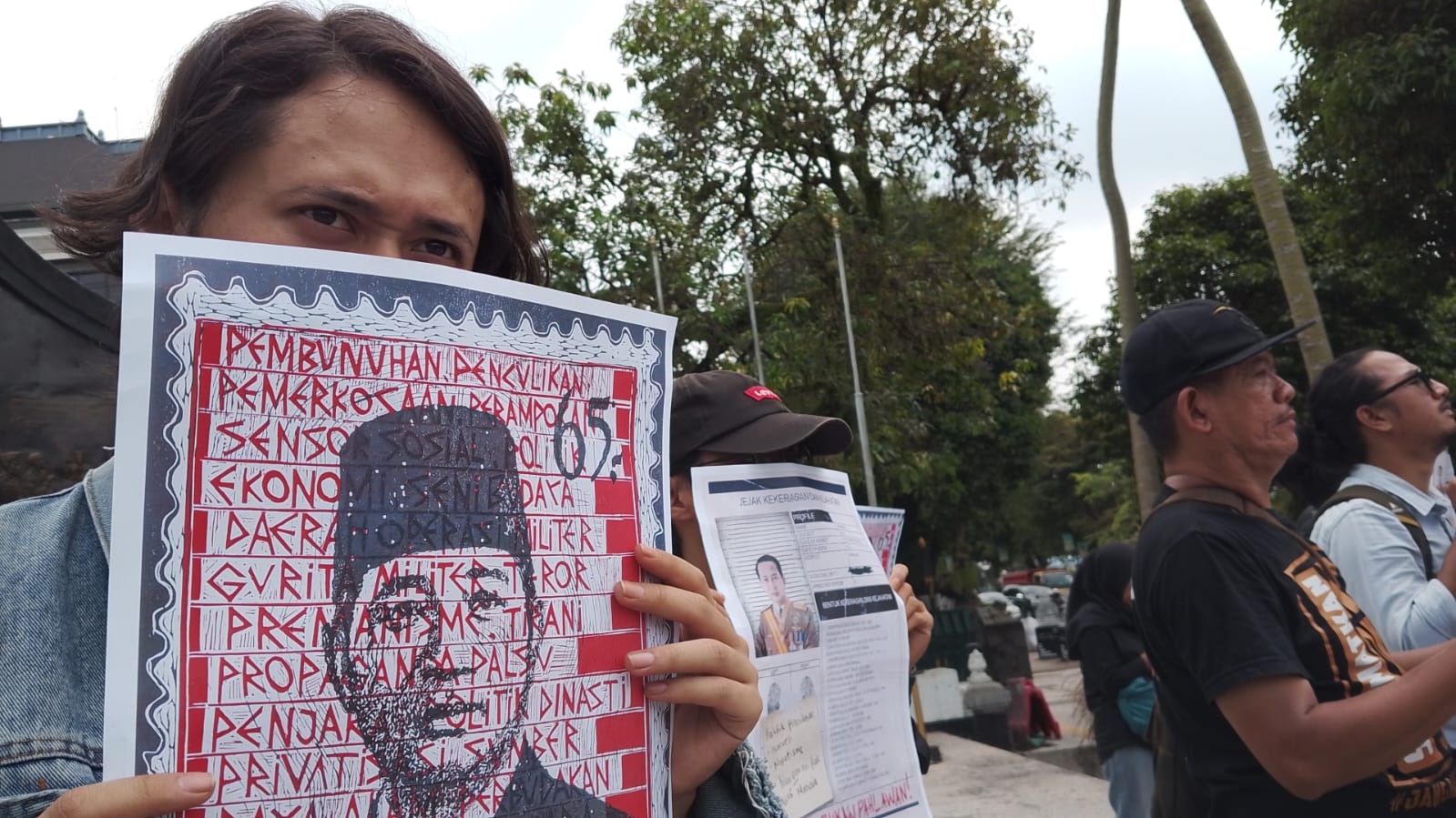 Aksi oleh Aliansi Jogja Memanggil digelar di depan Kantor Golkar DIY dan Museum TNI AD Jogja, Senin (10/11/2025).