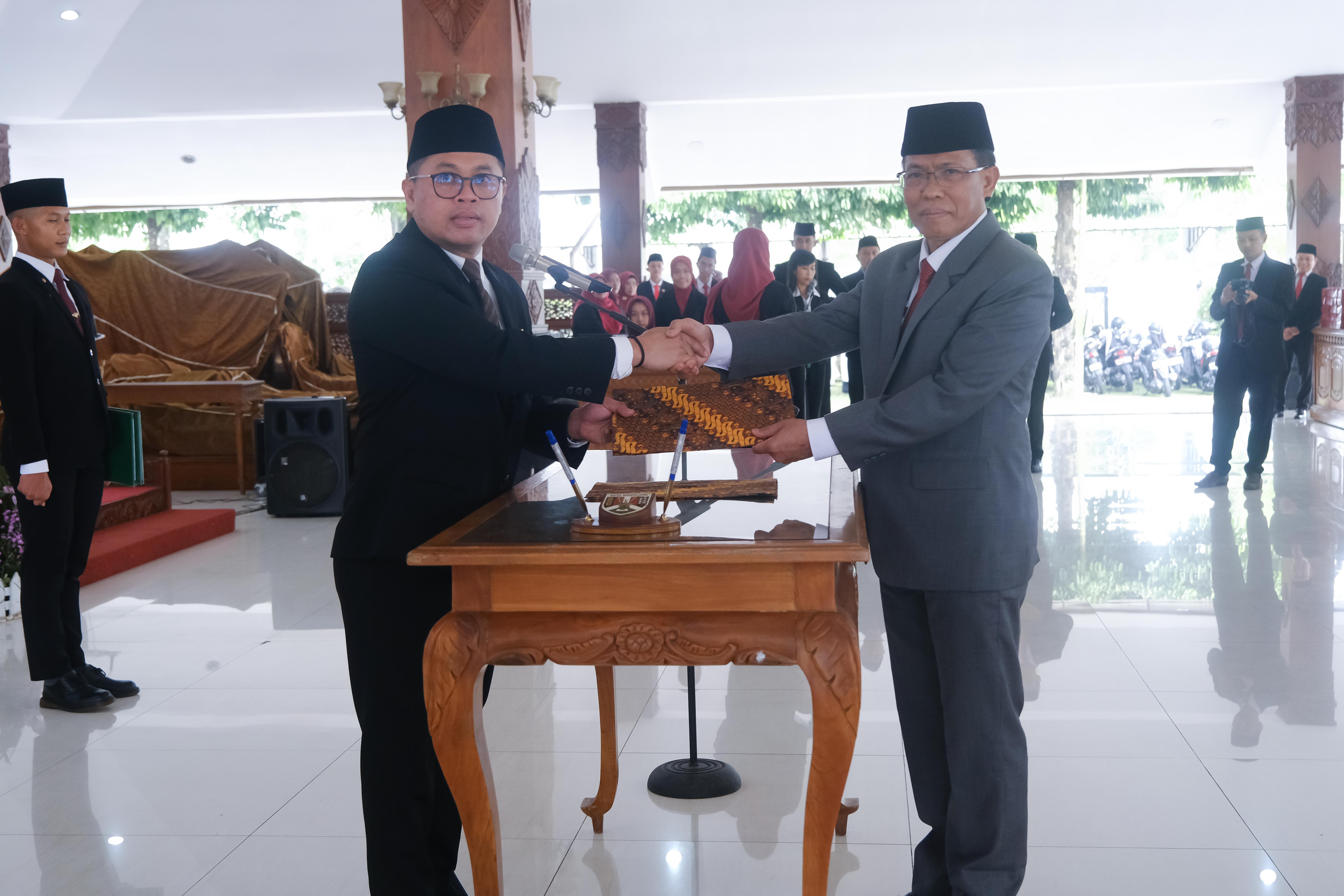 Wali kota melantik penjabat sekda Kota Magelang di Pendopo Pengabdian, Senin (10/11).