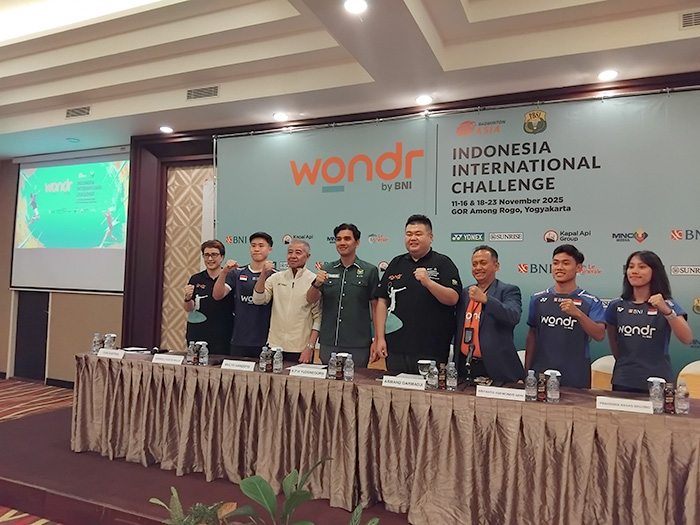 Ketua Panitia Pelaksana wondr by BNI Indonesia International Challenge 2025 Armand Darmadji bersama Ketua PBSI DIJ KPH Yudonegoro dan pelatih Pelatnas PBSI, serta para atlet.