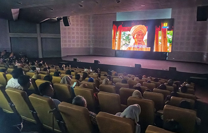 PAKAI AI: Penonton menyaksikan film AI Diponegoro Hero: 200 Tahun Perang Jawa di Auditorium Grha Budaya Embung Giwangan, Jogja, Senin (10/11/2025).