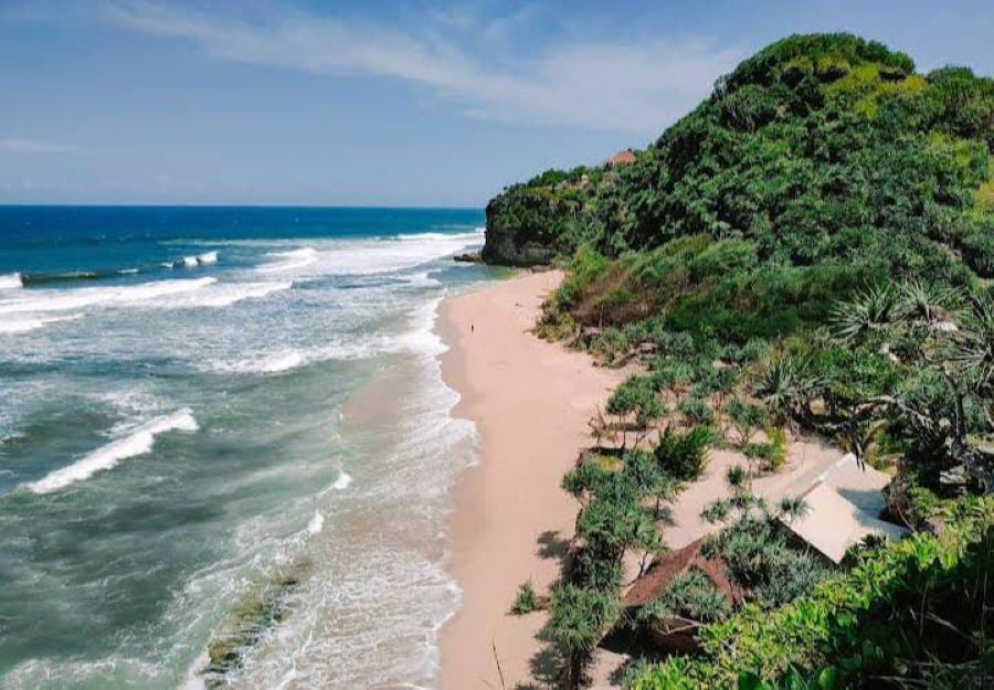Meski tergolong baru, Pantai Sanglen cepat populer berkat keindahan alamnya yang masih alami.