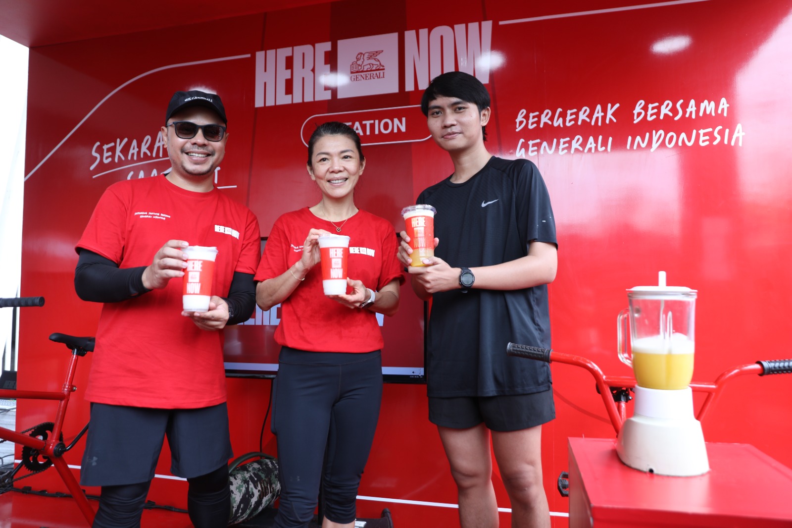 Direksi Generali Indonesia, Rebecca Tan (tengah) dan Windra Krismansyah (kiri) hadir dalam #HereNow healthy challenge di Gelora Bung Karno, Jakarta (8/11/2025).