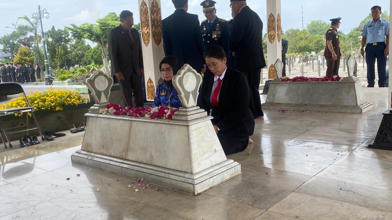 Prosesi upacara dan tabur bunga untuk Memperingati Hari Pahlawan di DIY, Senin (10/11/2025).