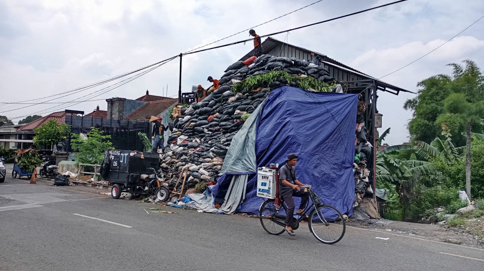 Kondisi Depo Argolubang yang penuh gunungan sampah pada Senin (10/11/2025).