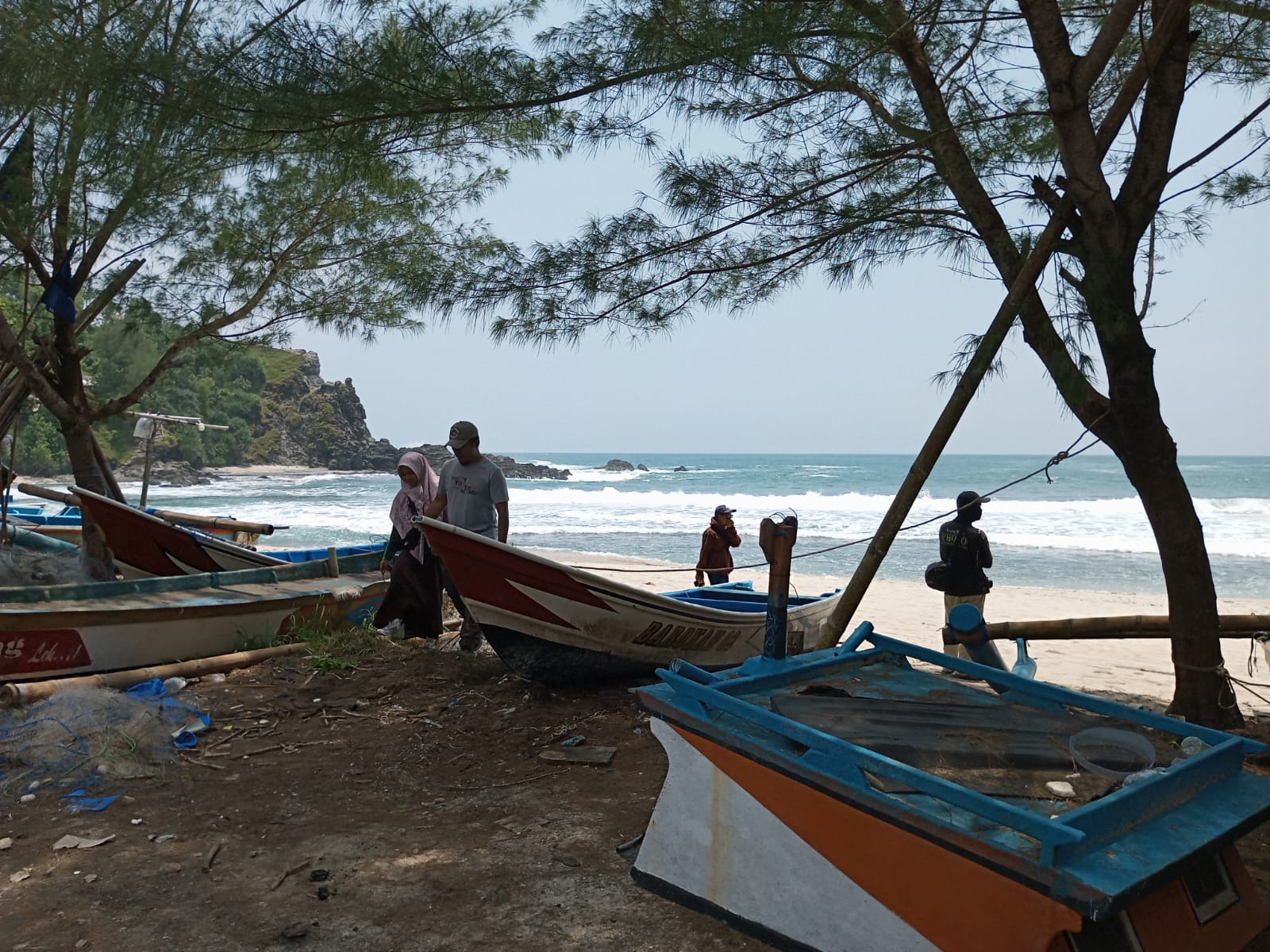 Kapal-kapal nelayan Pantai Siung terparkir di bibir pantai karena cuaca tak memungkinkan untuk melaut.