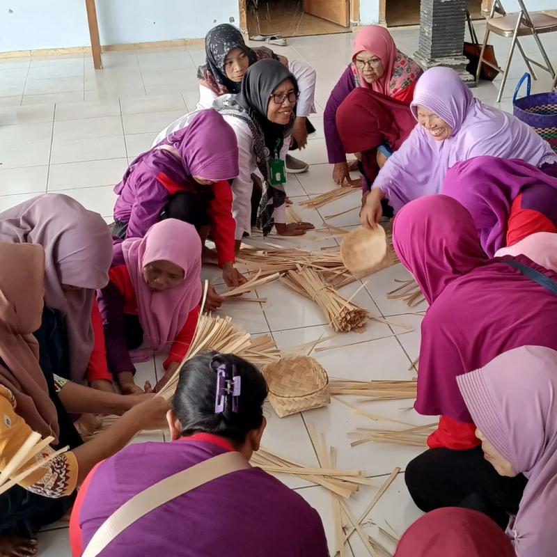 Sekolah Rakyat ala warga Padukuhan Ketonggo Kalurahan Sumberjo Semin menjadi ruang belajar warga dusun, mulai dari anak-anak hingga orang dewasa.  &nbsp;