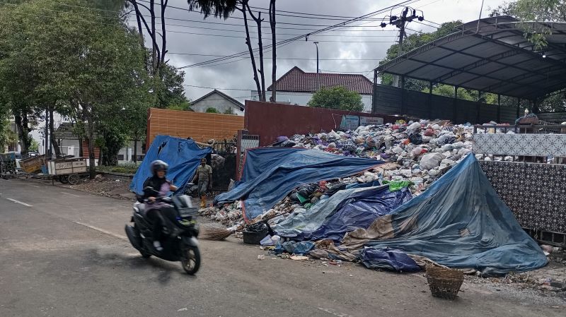 MENUMPUK: Kondisi Depo Mandala Krida pada Selasa (11/11/2025). Tumpukan sampah sudah menggunung dan meluber ke jalan.