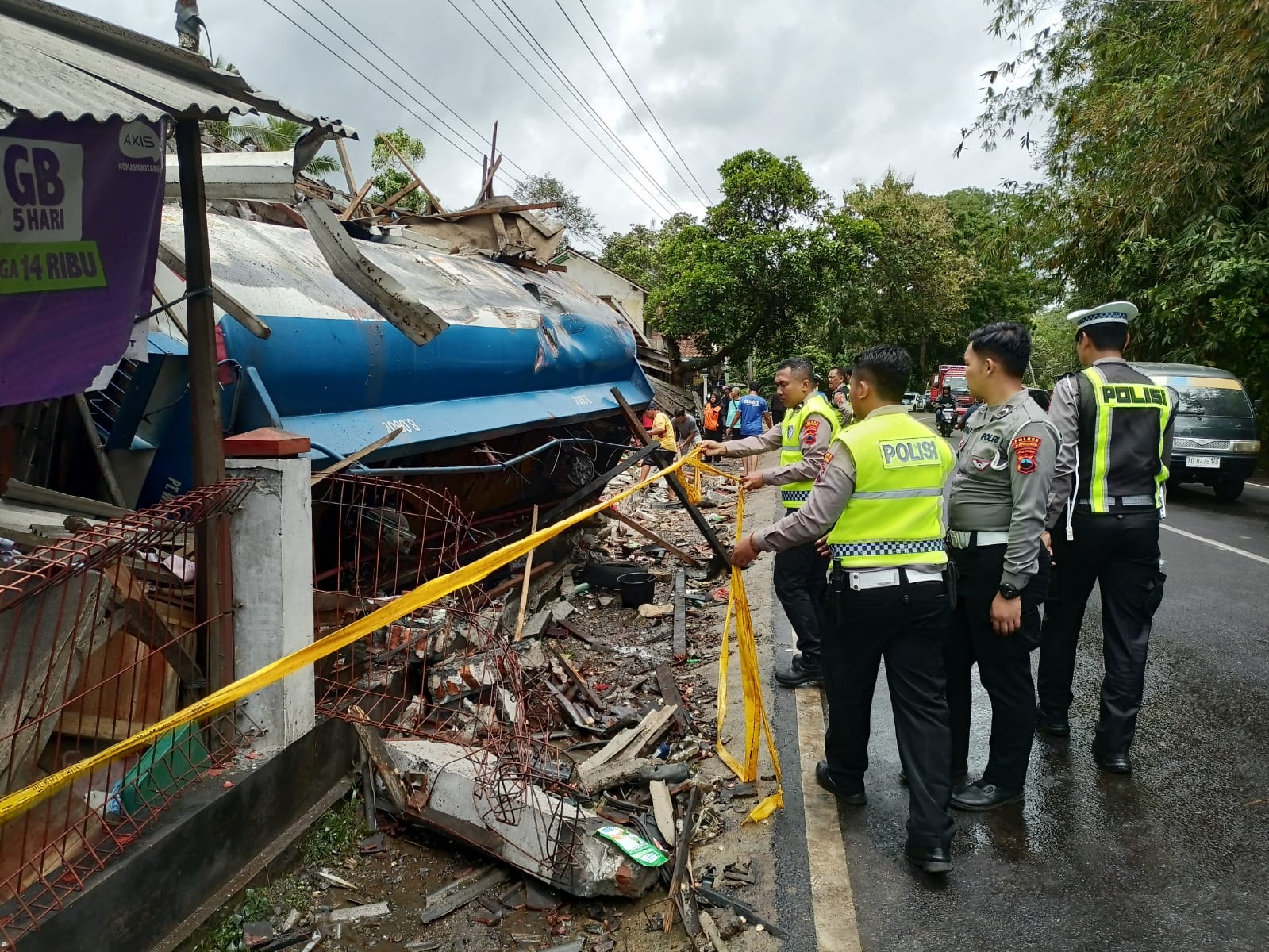 Proses evakuasi kendaraan yang terlibat kecelakaan di jalur tengkorak Kalijambe, tepatnya di ruas Jalan Purworejo-Magelang, Selasa (11/10). (M Hafied/Radar Jogja)