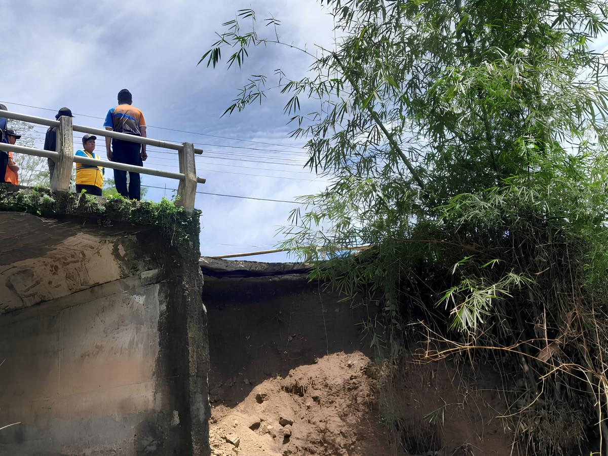 Tim dari Badan Penanggulangan Bencana Daerah (BPBD) Kebumen melakukan asesmen di lokasi Jembatan Kalibening yang mengalami longsor pada bagian ujung jembatan.