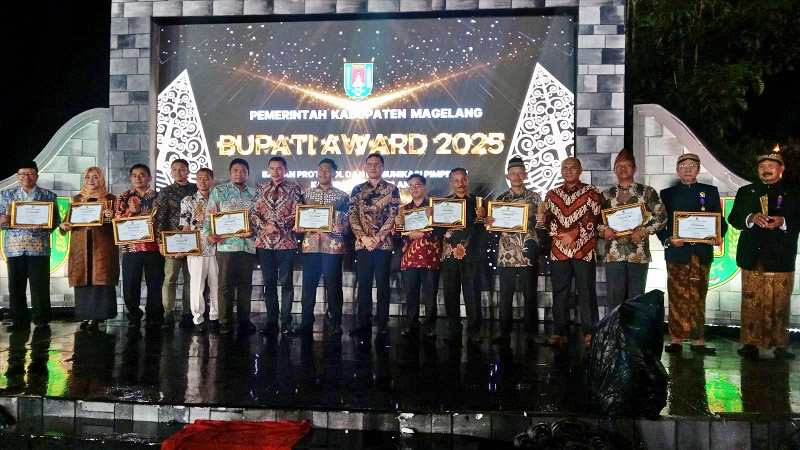 Sejumlah warga mendapatkan penghargaan dari ajang Bupati Award 2025 di Balkondes Tuk Songo, Senin (10/11) malam.  Bupati Award 2025 Jadi Ajang Apresiasi bagi Warga Inovatif Ada Sembilan Kategori, Wuju
