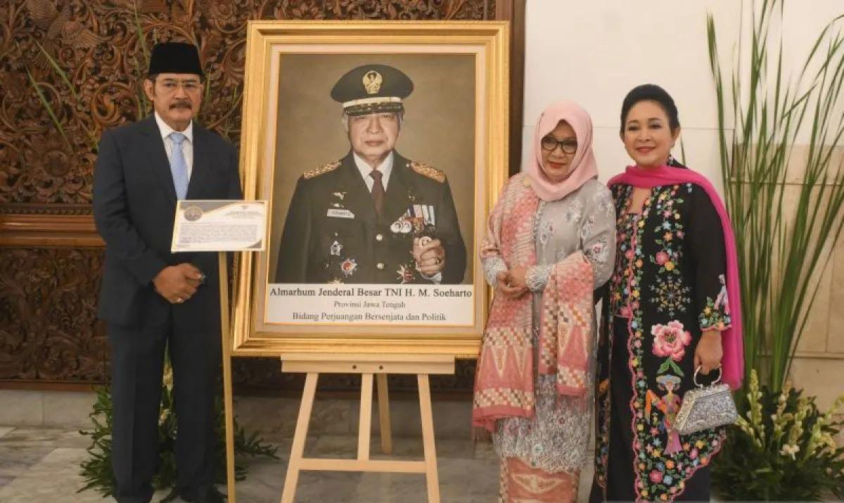 Anak Soeharto Siti Hardijanti Rukmana , Siti Hediati Hariyadi dan Bambang Trihatmodjo berfoto menghadiri upacara penganugerahan gelar pahlawan nasional di Istana Negara, Jakarta, Senin (10/11/2025)
