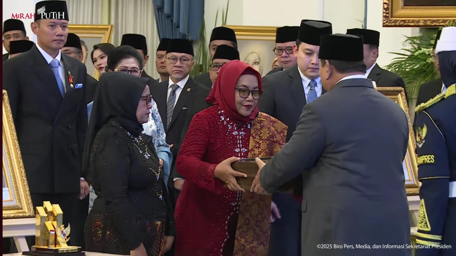 Tangkapan Layar Penganugerahan Gelar Pahlawan Marsinah, Diserahkan Prabowo Subianto kepada Marsini Sang Kakak Senin, (10/11/2025)