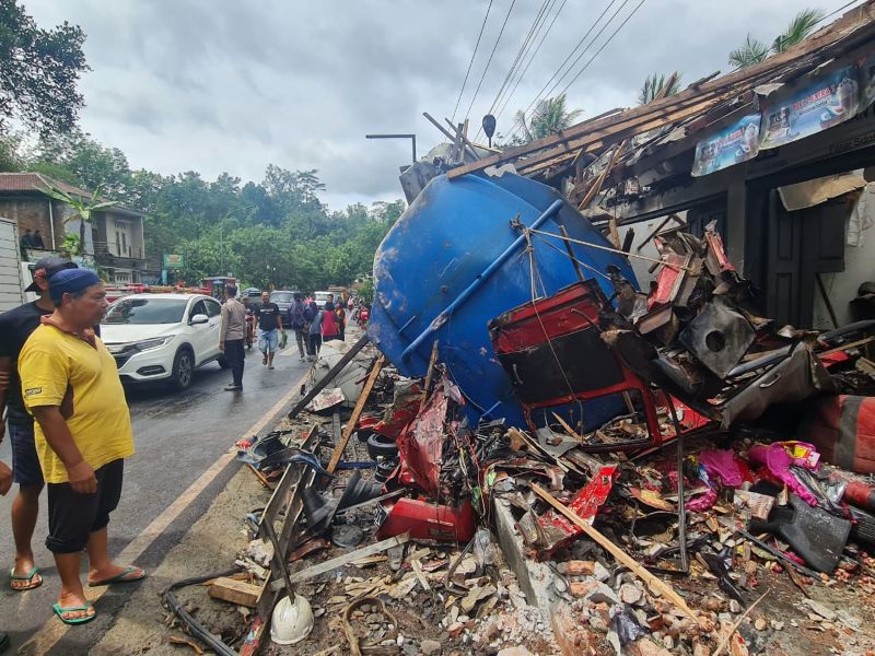 PEMBERSIHAN: Petugas gabungan berupaya mensterilkan badan jalan dan puing-puing kendaraan di depan Pasar Kalijambe, Selasa (11/11/2025).&nbsp;