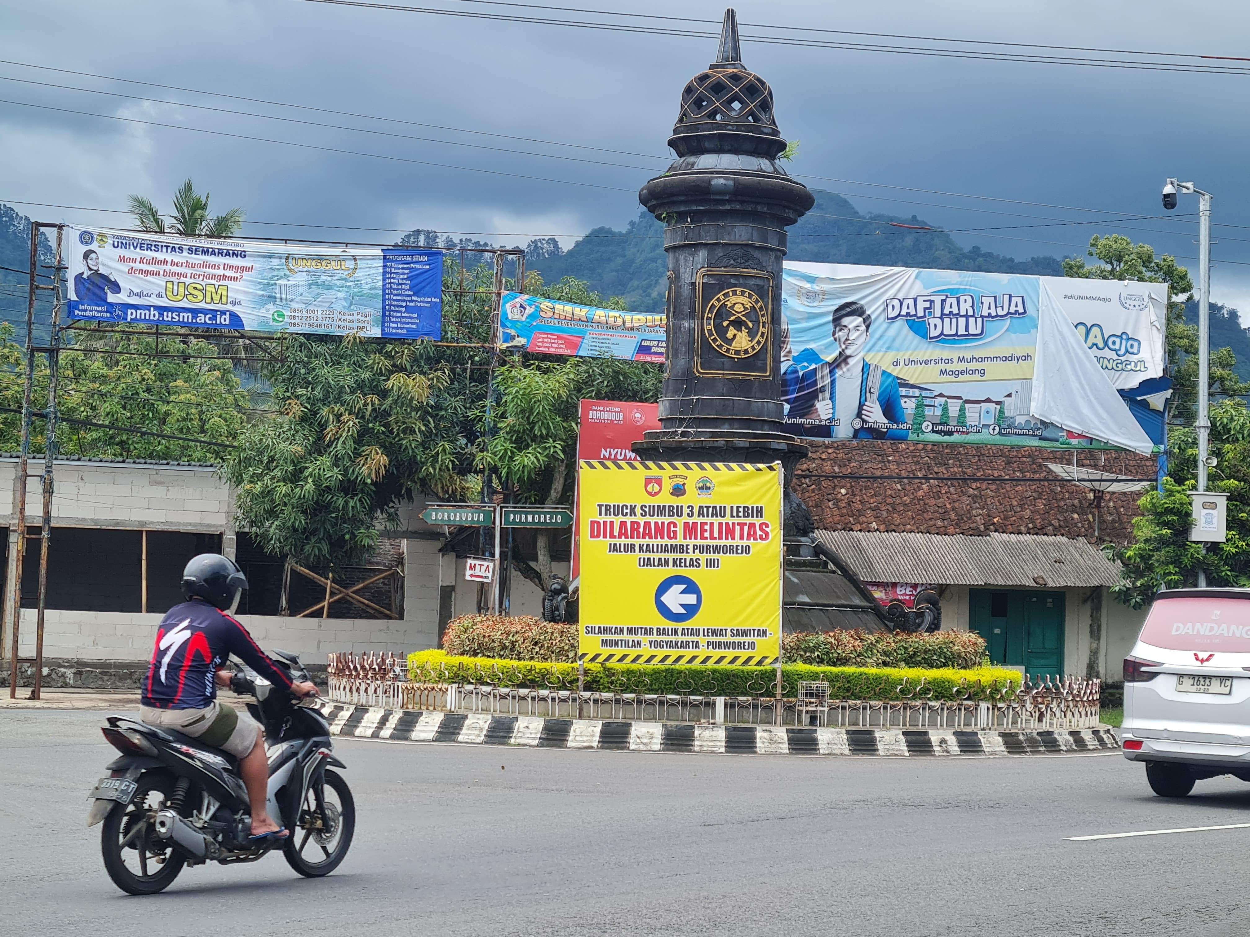 LARANGAN: Sejumlah titik di Kabupaten Magelang sudah dipasang papan peringatan untuk melintas di jalur Kaligawe, Purworejo.