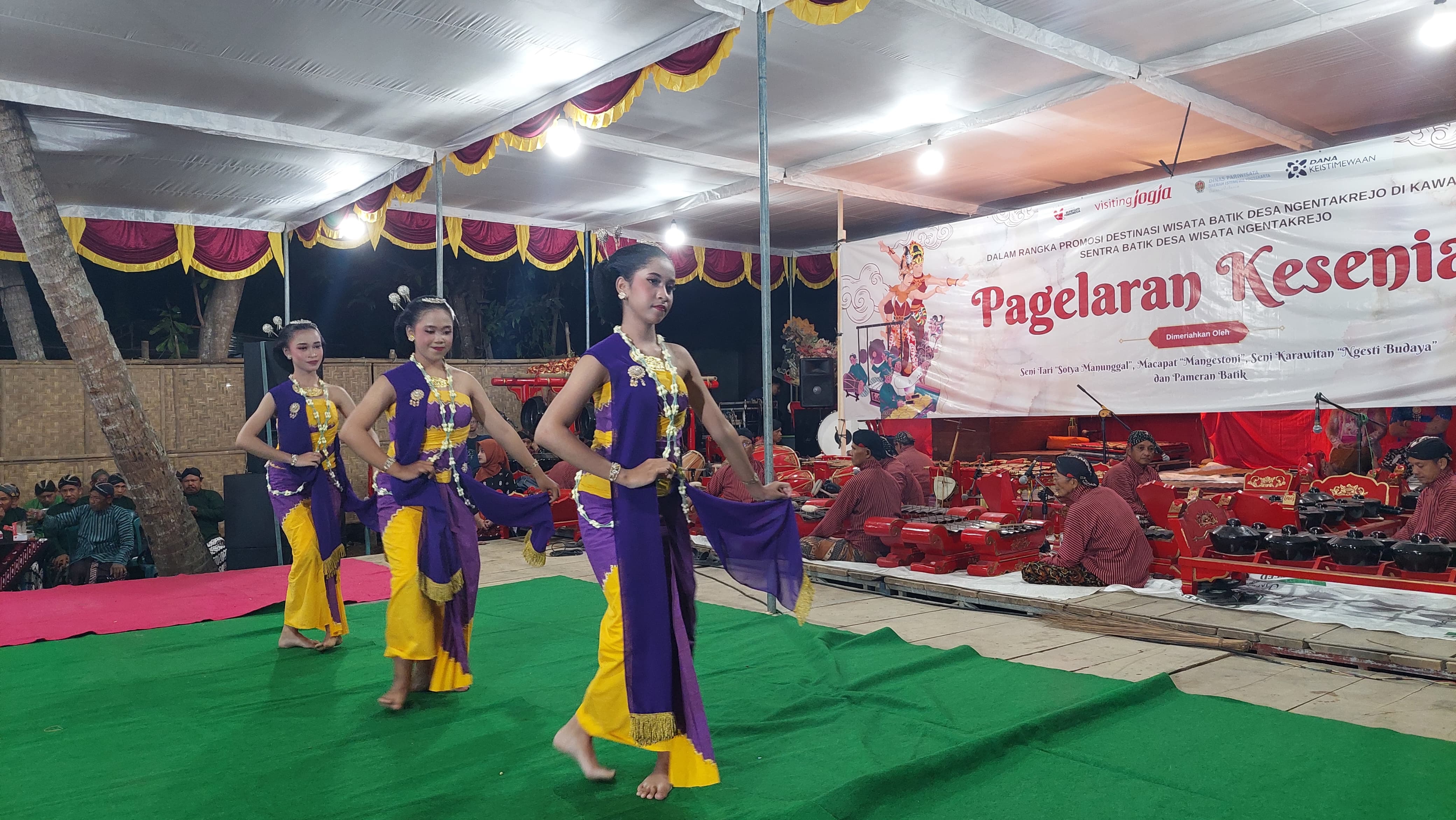 Penari menampilkan tarian di Kalurahan Ngentakrejo.