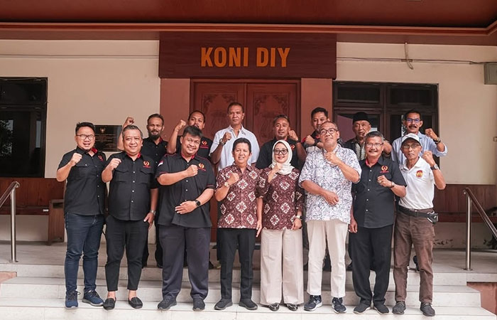 Jajaran pengurus KONI DIY bersama para pengurus KONI Kota Semarang.