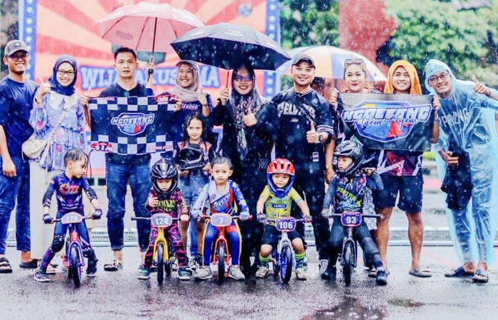Tim Memo Apparel Ngoeeeng Adem Ayem BTA Racing Team Jogjakarta saat berfoto bersama.