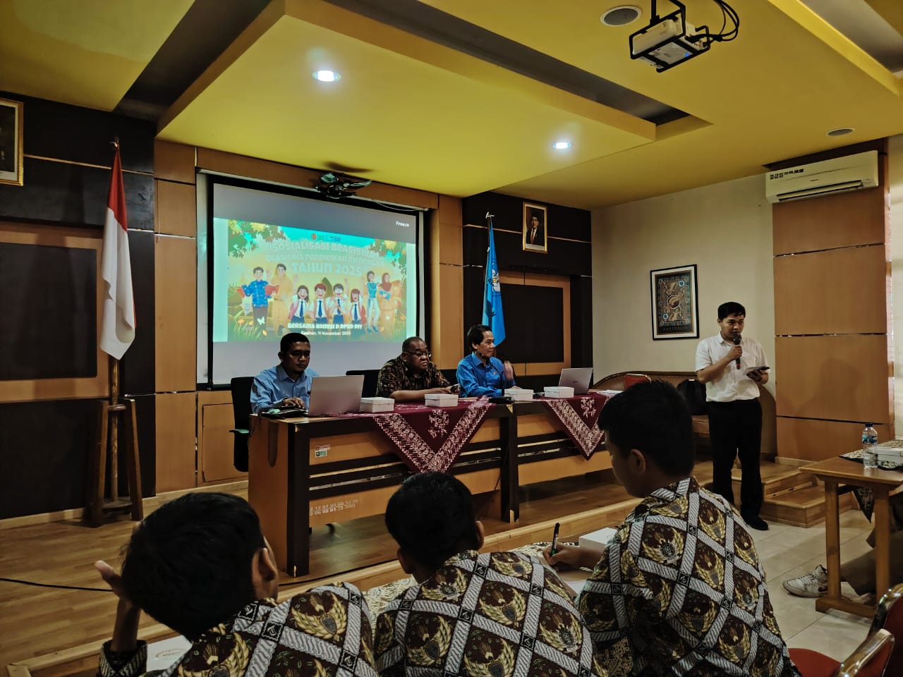 JAMIN BISA SEKOLAH: Sosialisasi program beasiswa pendidikan menengah diadakan di SMAN 1 Kasihan, Bantul. Ketua Komisi D DPRD DIY Rb. Dwi Wahyu Budiantoro (duduk tengah) menjadi narasumber.