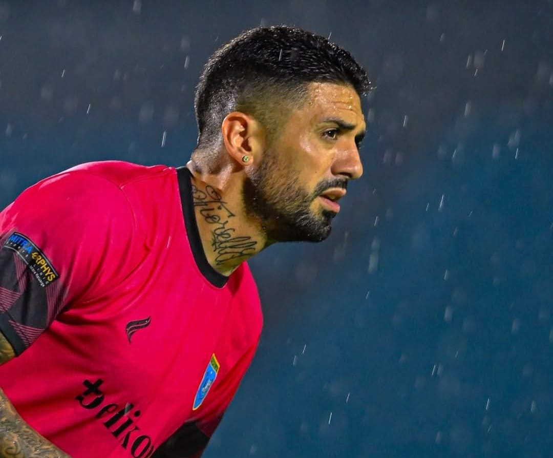 Pemain Persela Lamongan, Jonathan Bustos saat menjalani latihan ditengah hujan deras jelang Derbi Jawa Timur melawan Deltras FC