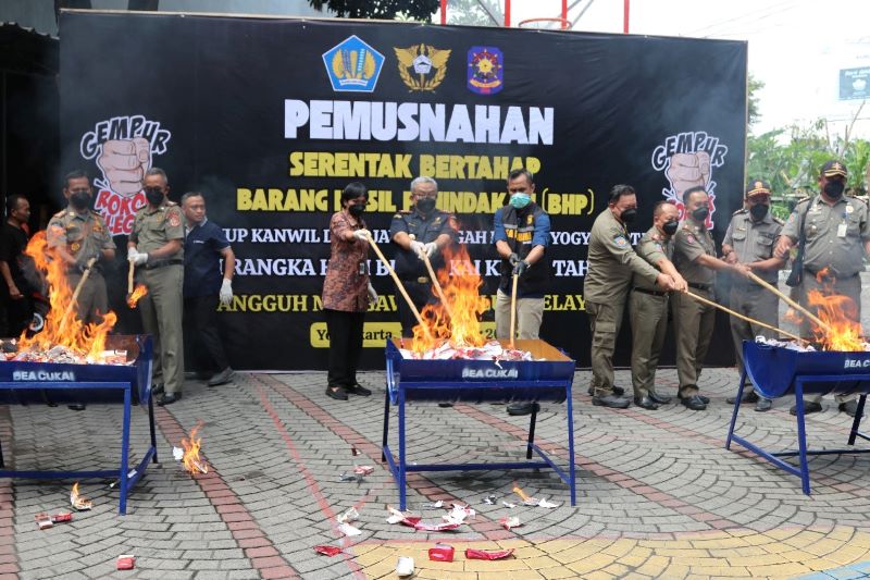 SIMBOLIS: Petugas Bea Cukai saat memusnahkan barang ilegal di Kantor Bea Cukai Yogyakarta Selasa (11/11).