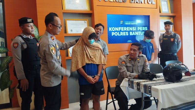 DICOKOK: Dua pelaku pencurian sepeda motor saat dihadirkan di Polres Bantul Rabu (12/11).