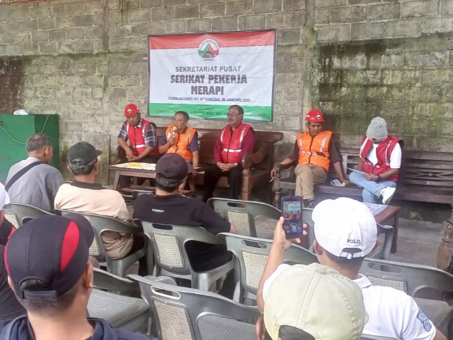 Perwakilan Serikat Pekerja Merapi saat menyampaikan aspirasinya di Kecamatan Salam, Rabu (12/11).  &nbsp;