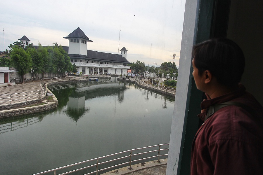 Pengunjung menikmati suasana Taman Budaya Embung Giwangan, Kota Jogja, Rabu (12/11/2025).