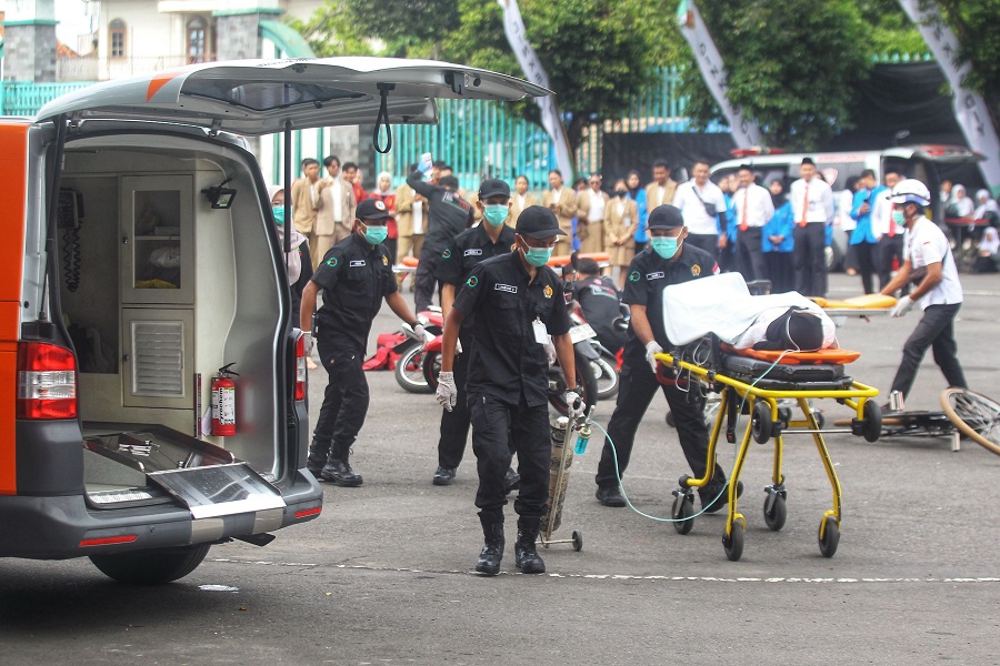 Personel tim ambulans gabungan PSC 119 DIJ memberikan pertolongan terhadap korban gawat darurat saat simulasi disela upacara peringatan Hari Kesehatan Nasional ke-61, di halaman Stadion Mandala Krida.