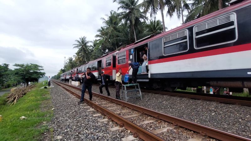 BERHENTI: KA Bandara berhenti tepat di timur Pasar Cikli.