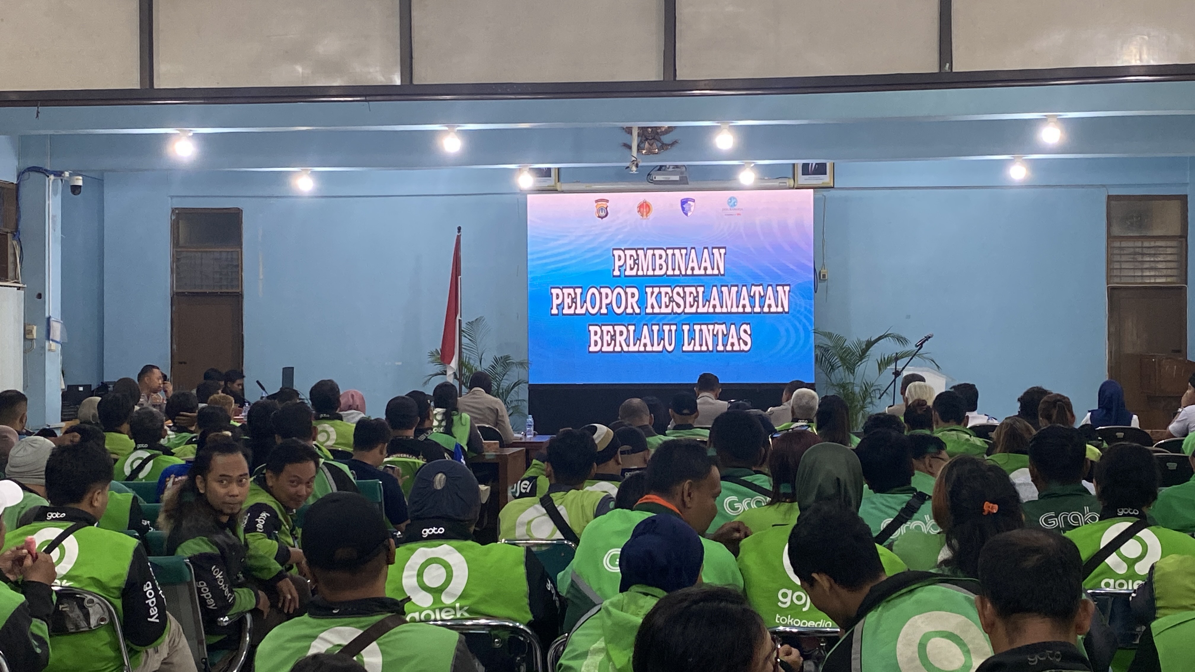 Ratusan driver ojek online (Ojol) di Yogyakarta mengikuti deklarasi Anti Knalpot Brong dan Balap Liar di Kantor Samsat Yogyakarta, Rabu (12/11).  &nbsp;
