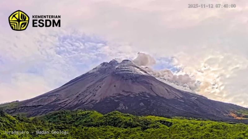 Kejadian awan panas guguran (APG) di Gunung Merapi (12/11/2025) terjadi pukul 07:35 WIB, estimasi jarak luncur 1.700 m ke arah barat daya.